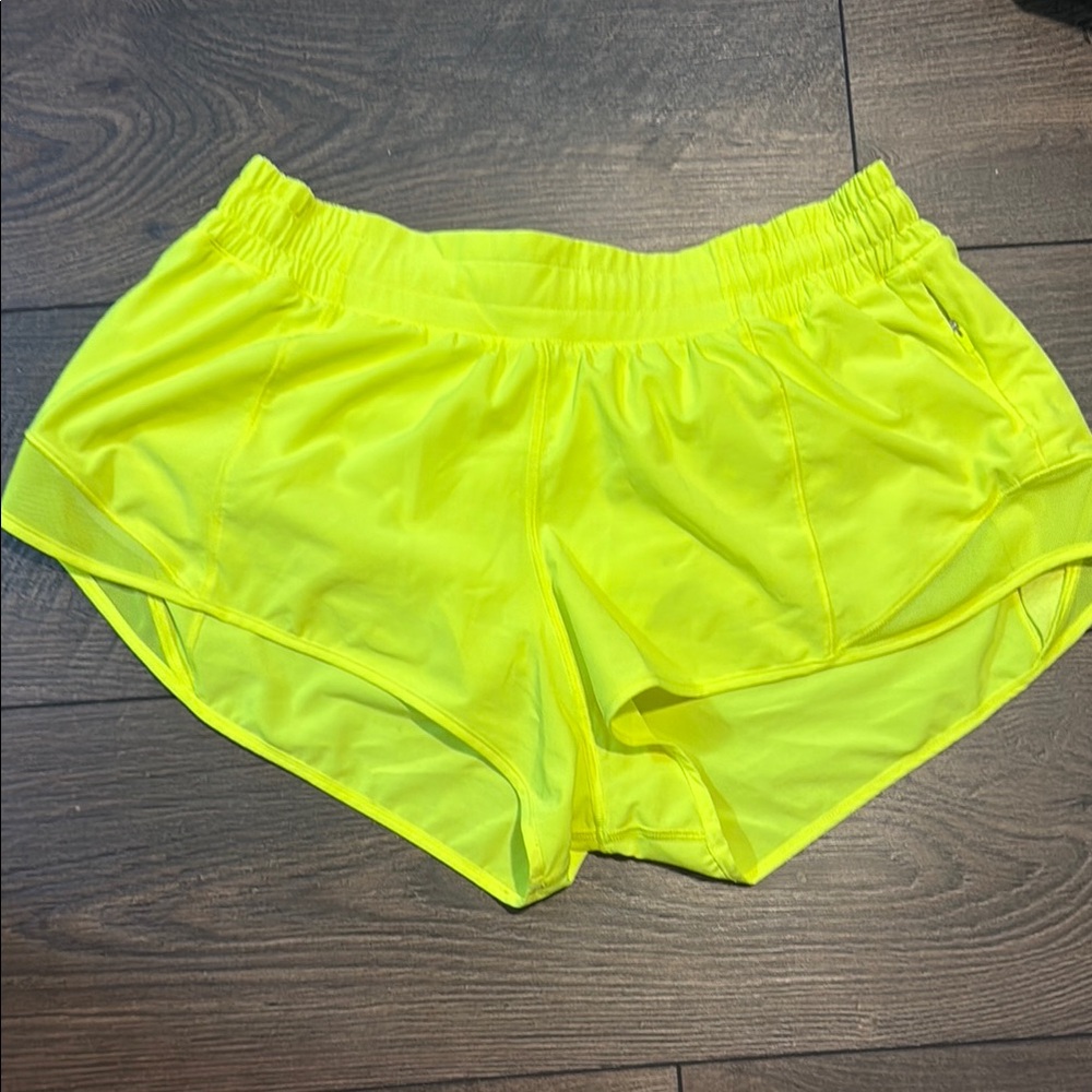 Lululemon yellow 2.5 LR hotty hot shorts high rise